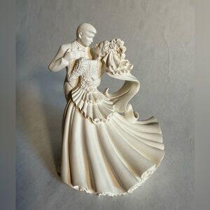Wilton White Wedding Sculpture Romantic Dance